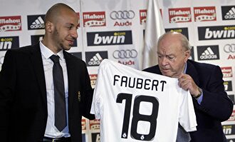 Julien Faubert, junto a Alfredo Di Stéfano en su presentación con el Real Madrid en febrero de 2009. |  Cordon Press