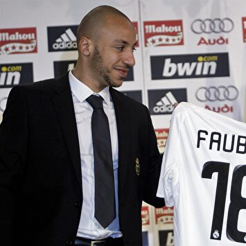 Julien Faubert, junto a Alfredo Di Stéfano en su presentación con el Real Madrid en febrero de 2009. |  Cordon Press