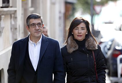 Patxi López, con su mujer, Begoña | EFE