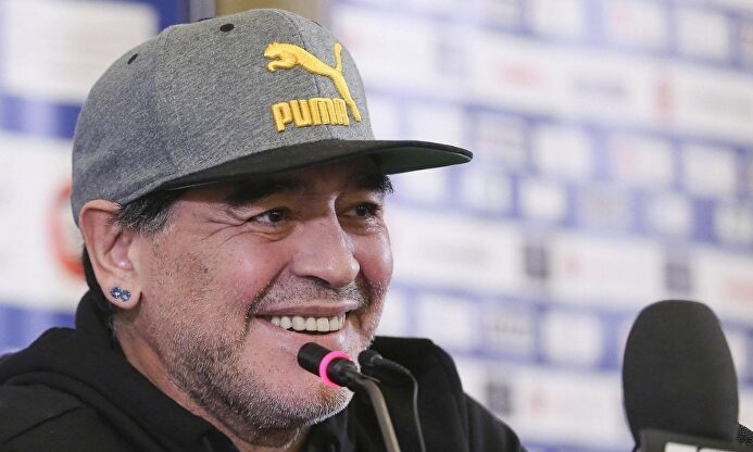 Maradona va a su bola |  EFE