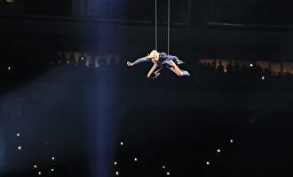 El aterrizaje de Lady Gaga en un descanso de la Super Bowl. |  EFE