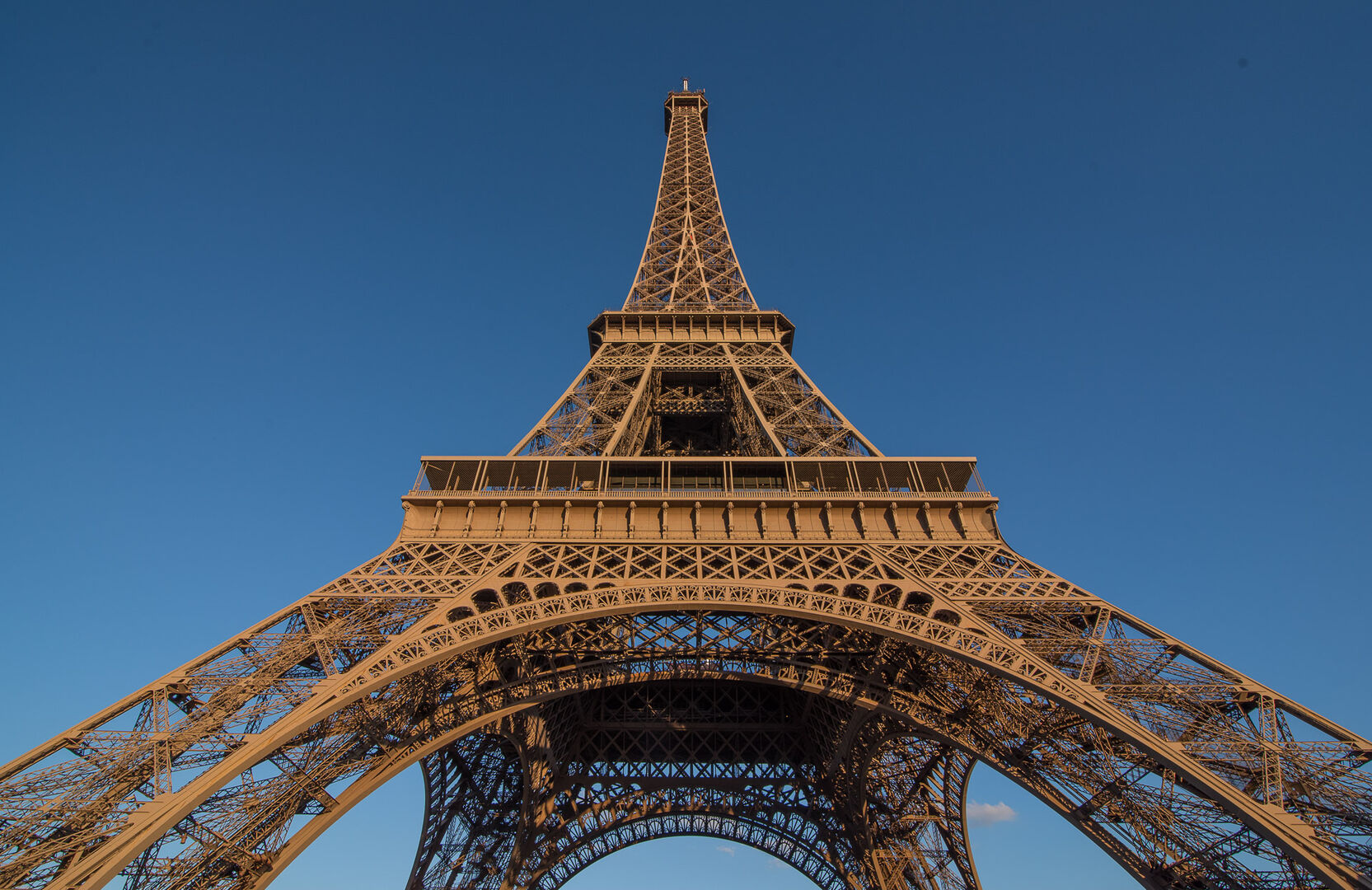 Ponen a la venta 600 remaches de la Torre Eiffel a 525 euros la ...