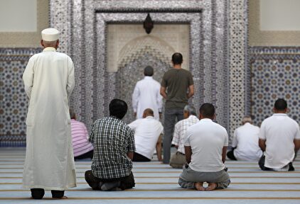 Musulmanes rezando en una mezquita. | Archivo