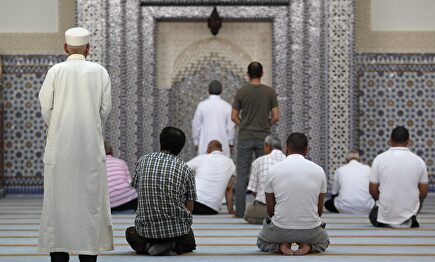 Musulmanes rezando en una mezquita. | Archivo