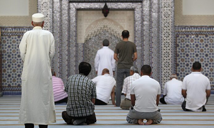 Musulmanes rezando en una mezquita. | Archivo