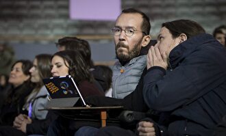 Pablo Echenique y Pablo Iglesias. Al fondo, la también ultra Irene Montero. | EFE