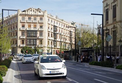 Varios vehículos circulando por Granada. | Flickr/ Juanjo