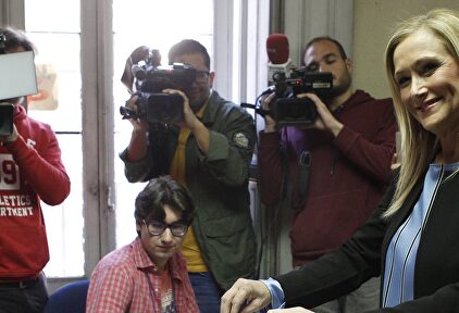 Cifuentes vota en las primarias del PP de Madrid. | EFE
