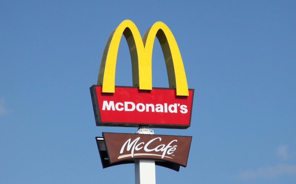 Cartel característico con el logo de Mcdonald's |  Wikimedia