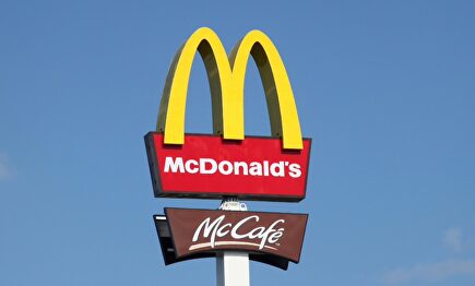 Cartel característico con el logo de Mcdonald's |  Wikimedia