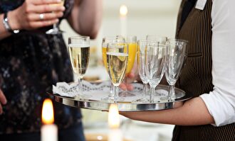 Un camarero sirve copas en un evento | Alamy