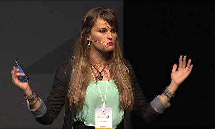 Gloria Álvarez durante una ponencia |  Wikipedia