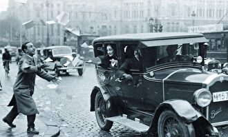 reparto de panfletos electorales en la antesala de las elecciones de 1936