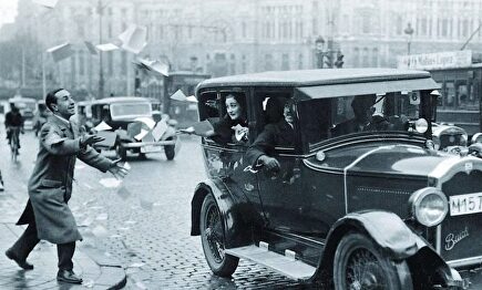 reparto de panfletos electorales en la antesala de las elecciones de 1936