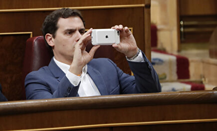 Albert Rivera con su teléfono móvil |  EFE