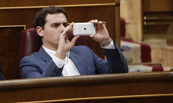 Albert Rivera con su teléfono móvil |  EFE