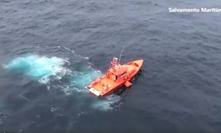 Captura del vídeo de Salvamento Marítimo durante el rescate. | SALVAMENTO MARÍTIMO