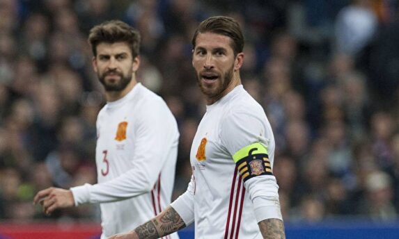 Piqué y Sergio Ramos, con la camiseta de la selección española. |  Archivo
