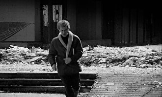 Un hombre cruza una de las plazas de la ciudad, para ponerse a salvo de los disparos | Christian Maréchal - Wikicommons