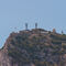 En lo más alto del peñón de Gibraltar se levantan varias torres de comunicaciones y la bandera del Reino Unido.