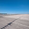 La pista del único aeropuerto construida en el istmo que une la colonia británica con España, a 500 metros del casco urbano.
