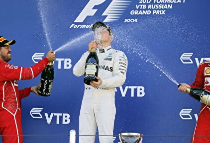 Valtteri Bottas (c) celebra su victoria en el podio junto a Sebastian Vettel (i) y Kimi Raikkonen. | EFE