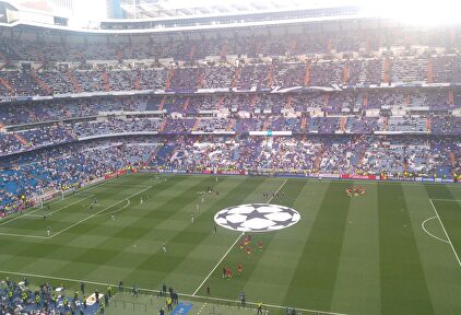 El estadio Santiago Bernabéu, llenándose de aficionados en un partido de Champions. | David Vinuesa/Archivo
