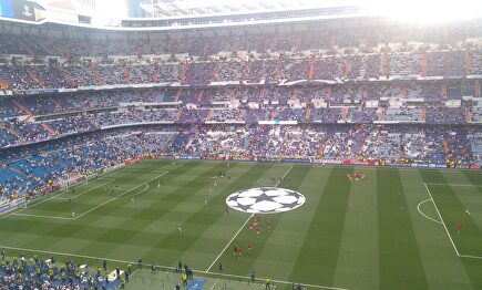 El estadio Santiago Bernabéu, llenándose de aficionados en un partido de Champions. | David Vinuesa/Archivo