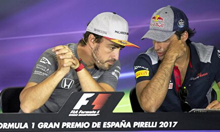 Fernando Alonso con Carlos Saínz. |  EFE