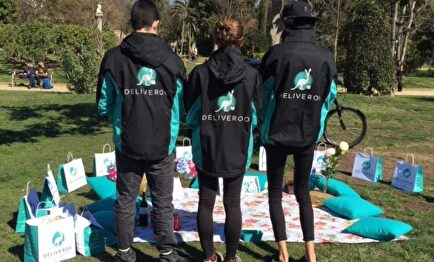 Tres repartidores de Deliveroo |  Deliveroo