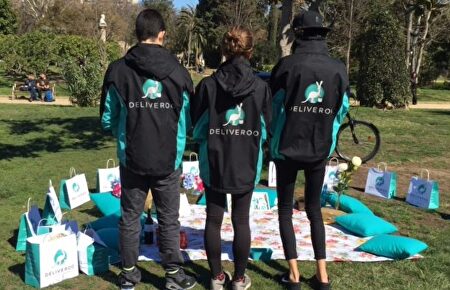 Tres repartidores de Deliveroo |  Deliveroo