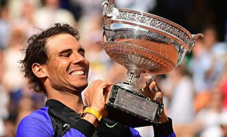 Rafa Nadal con uno de sus 12 Roland Garros. | Archivo