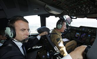 Emmanuel Macron en una imagen de archivo durante un vuelo en la cabina de un avión de transporte Airbus A400M |  EFE