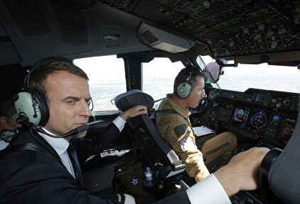 Emmanuel Macron en una imagen de archivo durante un vuelo en la cabina de un avión de transporte Airbus A400M |  EFE