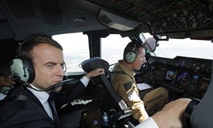 Emmanuel Macron en una imagen de archivo durante un vuelo en la cabina de un avión de transporte Airbus A400M |  EFE