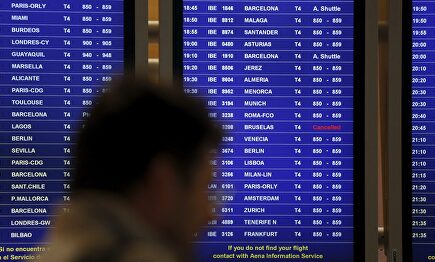 Un pasajero, delante de los paneles informativos del Aeropuerto Adolfo Suárez Madrid-Barajas. |  Cordon Press