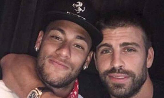 Piqué y Neymar en el famoso "se queda". |  EFE