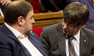 Carles Puigdemont y Oriol Junqueras en el Parlamento en una imagen de archivo |  EFE