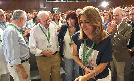 Díaz con, entre otros, Griñán (izquierda) y Chaves (derecha) |  EFE