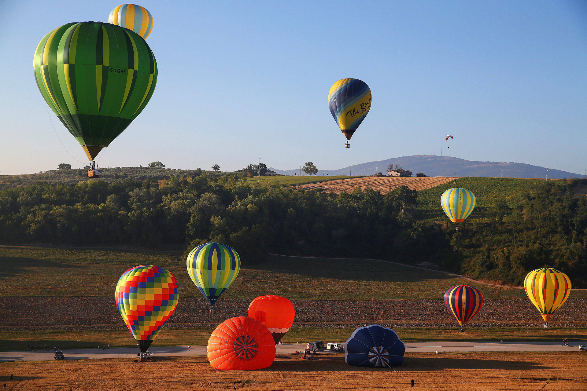 80 воздушных шаров. Фестиваль воздушных шаров. Полет на воздушном шаре Италия. Воздушные шары в Италии. Фестиваль воздушных шаров в Италии.