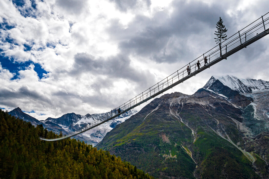 El puente colgante peatonal más largo del mundo se inaugura en Suiza Chic El puente colgante peatonal más largo del mundo se inaugura en Suiza Chic