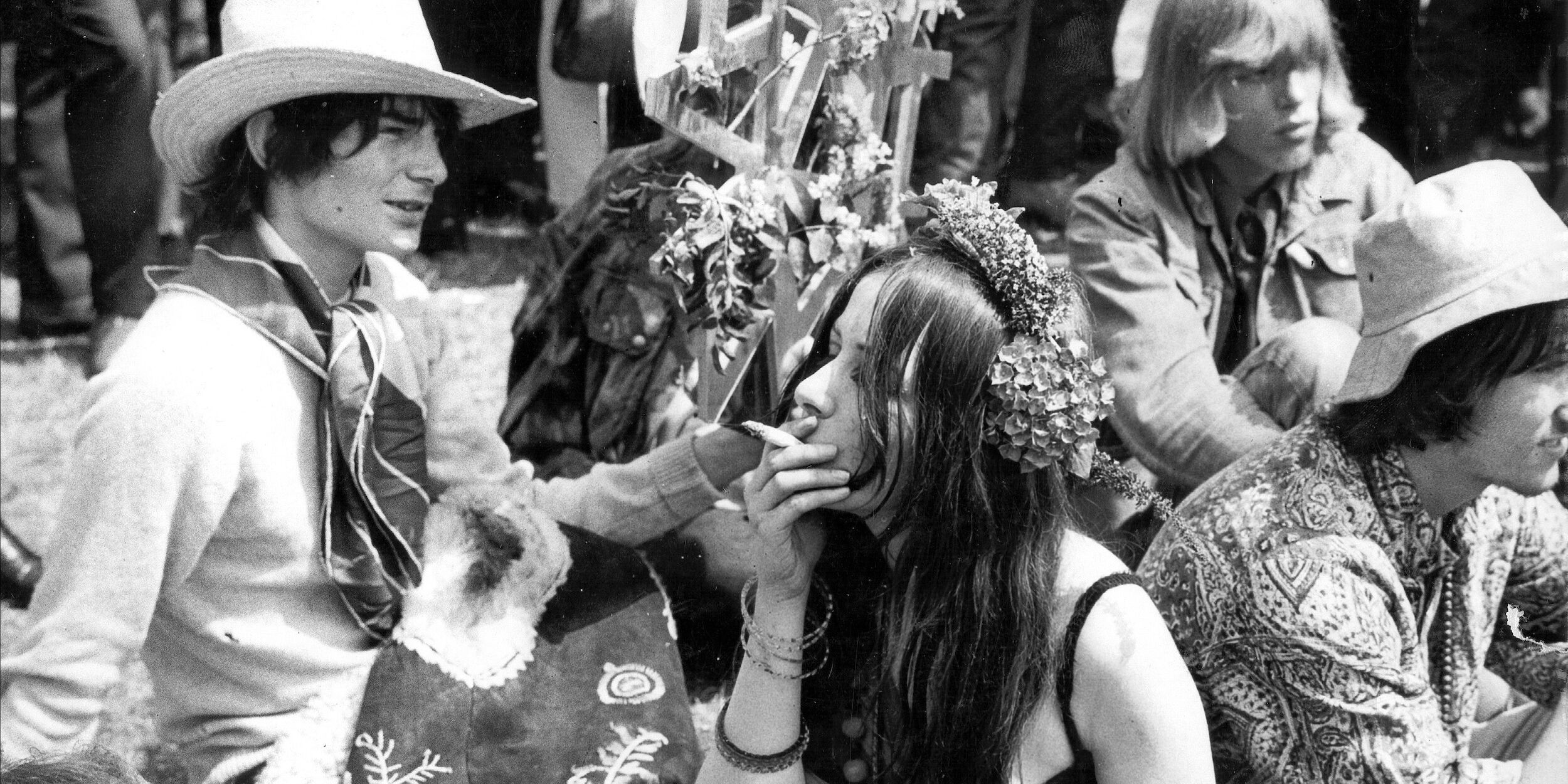 Featured image of post Fotos Hippies A os 60 Hippie member of a countercultural movement during the 1960s and 70s that rejected the mores of mainstream american life