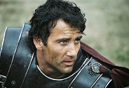 El rey Arturo (aquí, interpretado por Clive Owen) tenia sangre catalana según el Institut de Nova Història | Fotograma película