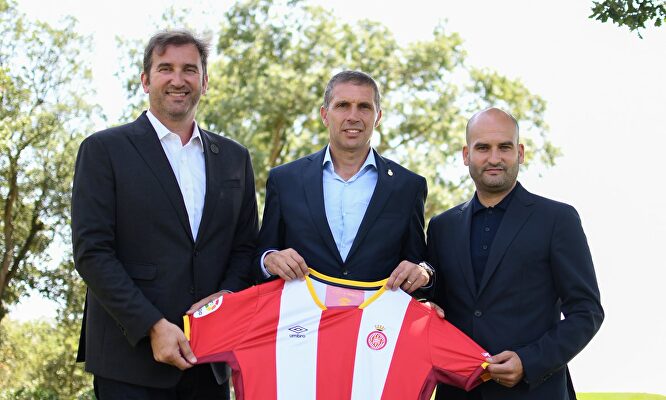 Delfí Geli (c), presidente del Girona, junto Ferran Soriano y Pere Guardiola. |  EFE/Archivo