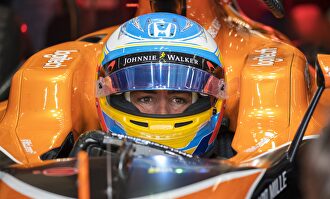 Fernando Alonso, en el monoplaza McLaren. |  EFE/Archivo