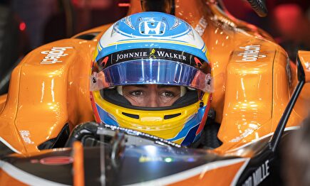 Fernando Alonso, en el monoplaza McLaren. |  EFE/Archivo