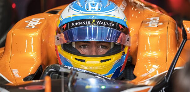 Fernando Alonso, en el monoplaza McLaren. |  EFE/Archivo