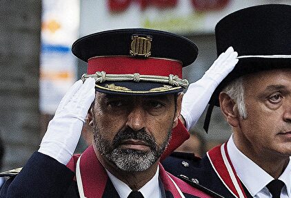 Carles Puigdemont, con el mayor de los Mossos, Josep Lluís Trapero | EFE