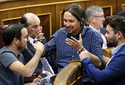 Pablo Iglesias y Gabriel Rufián, durante un pleno parlamentario. |  EFE