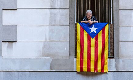 Una anciana observa la manifestación de la Diada desde su balcón adornado con la bandera independentista |  Cordon Press